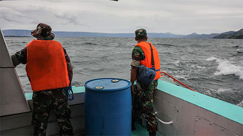 Se eleva a 180 el número de desaparecidos tras el naufragio de un ferri en Indonesia